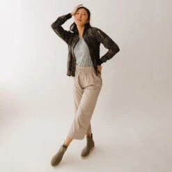 Audrey Wide Leg Pants, Cobblestone -Albionfit Store 369A8339final 21492ee9 f7be 4c5f b5c5 d9b5b2a0adf4